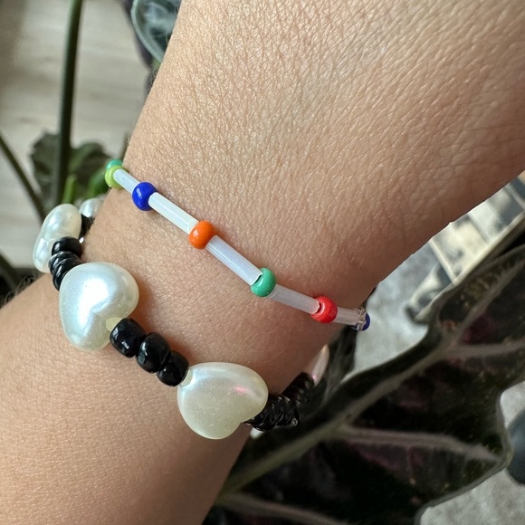 Heart bracelet, set of 2 beaded bracelets, stacking bracelets, 90s bracelets - Picture 2 of 2